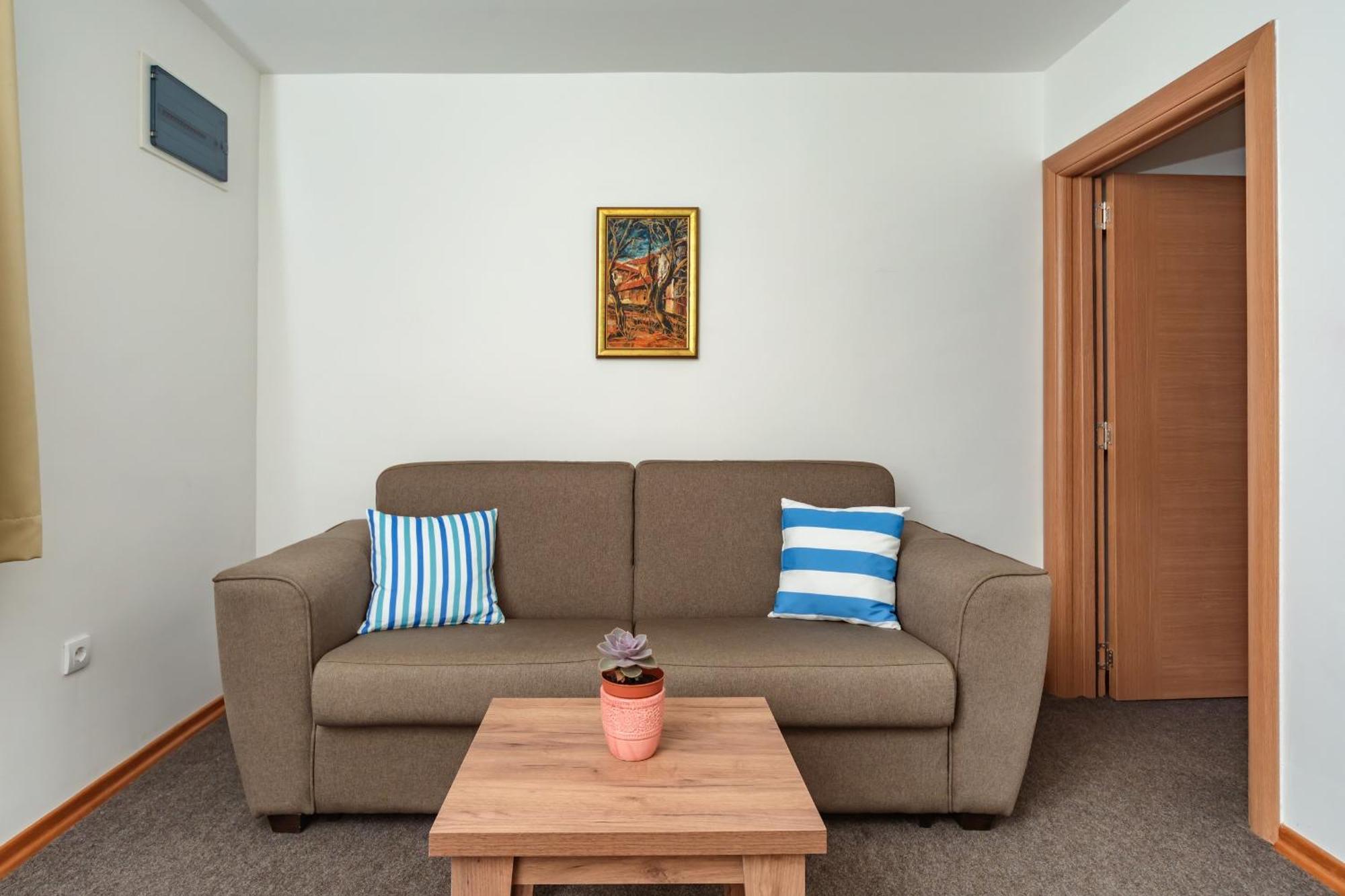 Mika'S Seaview Apartments バール 部屋 写真
