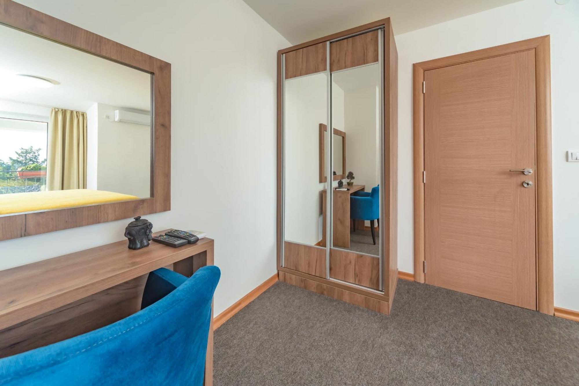 Mika'S Seaview Apartments バール 部屋 写真